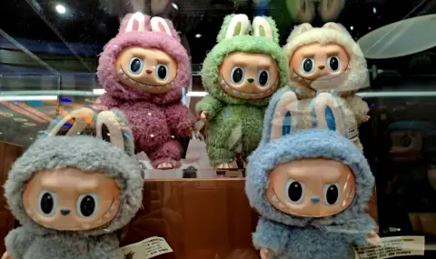 Продадоха кукла Labubu за рекордните 150 000 долара - 1