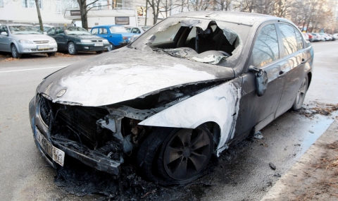 Автомобил със софийска регистрация горя в Бургас - 1