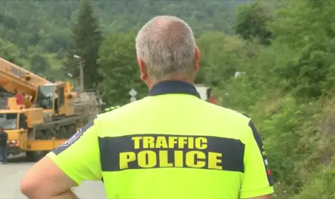 Автомобил се запали и блокира движението между Кюстендил и Дупница - 1