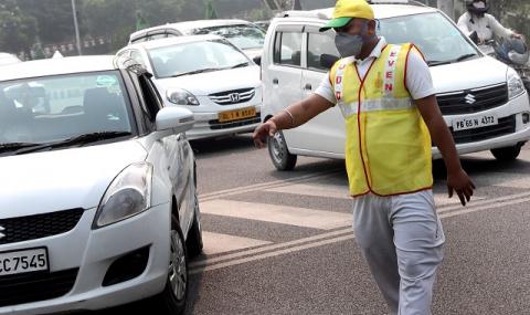 Делхи спира автомобили заради мръсния въздух (СНИМКИ) - 1
