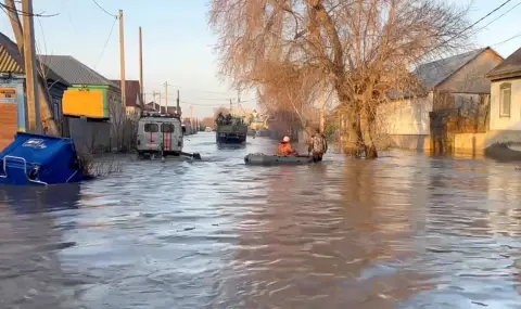 След наводненията ситуацията в град Оренбург в Русия продължава да бъде критична - 1