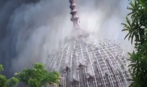 Пожар унищожи минарето на най-голямата джамия в Джакарта (ВИДЕО) - 1