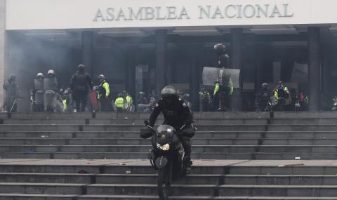 Демонстранти нахлуха в еквадорския парламент - 1