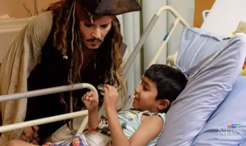 Johnny Depp surprised young patients in hospital VIDEO  - 1