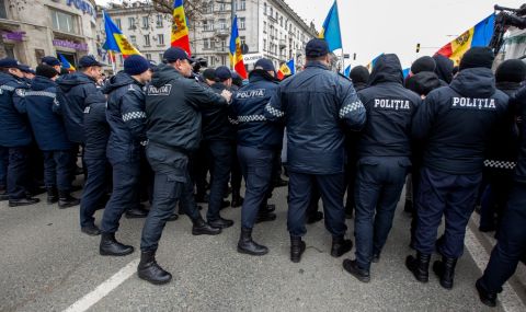 Сблъсъци между полиция и протестиращи в Кишинев - 1