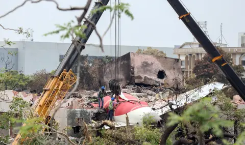 Оцеляването на пътника при самолетната катастрофа в Индия не било свързано с мястото му, а чист късмет  - 1