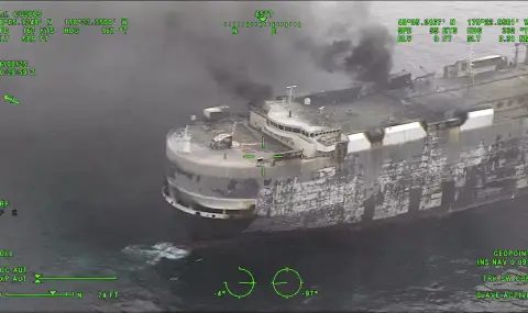 Дни след началото на пожара, пълен с автомобили кораб продължава да гори - 1