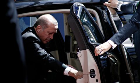 Турция на Ердоган: "Той живее като султан, докато ние се борим да оцелеем" - 1