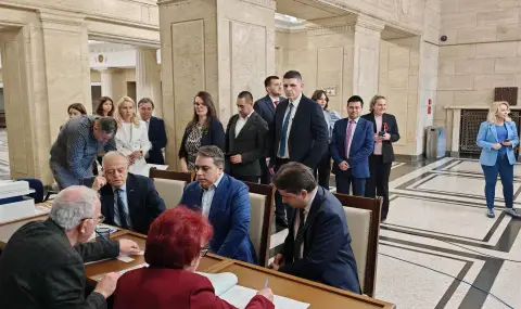 "За силна България в силна Европа": ПП-ДБ се регистрираха за изборите през април - 1