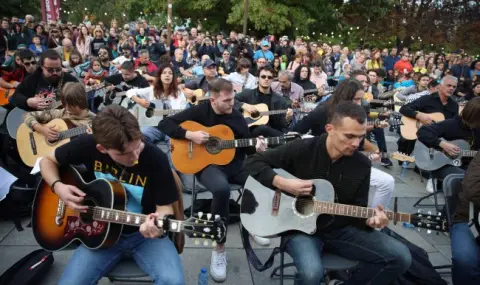 Over 150 guitarists performed an Oath from the movie Yesterday in memory of Kiril Marichkov VIDEO  - 1