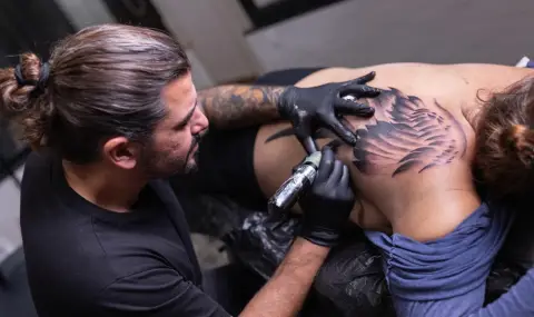 Млада жена почина след татуировка от годеника си дни преди сватбата - 1