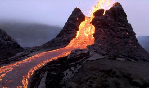 Дрон засне изригването на вулкана и прелетя над него (ВИДЕО) - 1