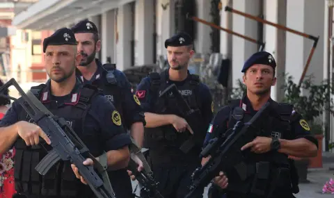 Трима карабинери загинаха при взрив в Италия, докато се опитват да извадят незаконно настанило се семейство - 1