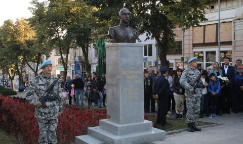 Откриха паметник на Цар Борис III в Попово - 1