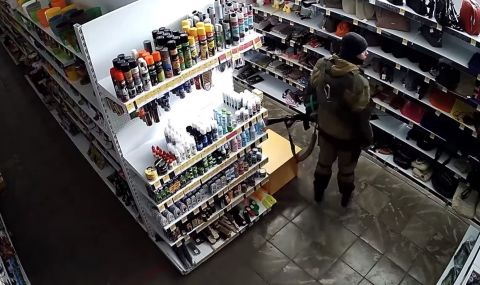 Руските войници демилитаризираха магазин с парфюми - 1