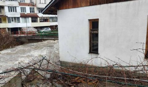 Триград остава без път и вода, 20 селища в Смолянско още нямат ток - 1
