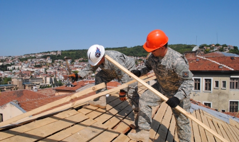 Американци ремонтираха покрива на детска градина - 1