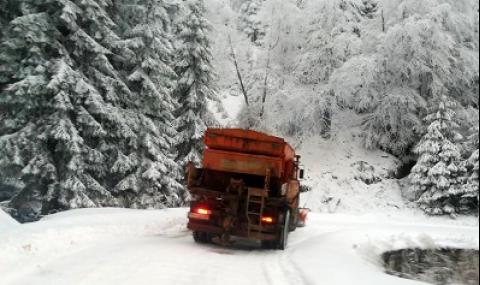 220 машини почистват пътищата в районите със снеговалеж - 1
