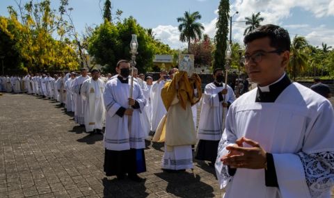 Никарагуа освободи 12 осъдени свещеници и ги изпрати във Ватикана - 1