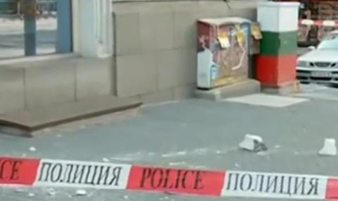 Мазилка се откърти от сграда в центъра на София - 1