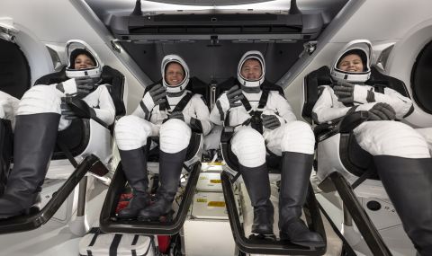 Астронавти от МКС се завърнаха на Земята с капсулата на SpaceX (ВИДЕО) - 1
