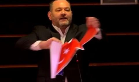 Гръцки депутат скъса турския флаг в Европарламента - 1
