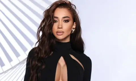 Фолк певица възмути публиката си, излезе на сцената като порнозвезда (СНИМКА) - 1