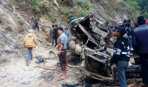 Катастрофа уби десетки в Непал - 1