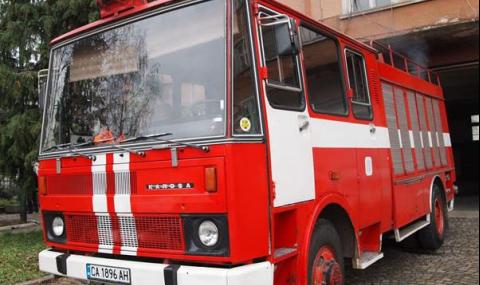 Пожар в къща и гараж вдигна огнеборците в Благоевград - 1