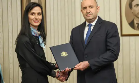 Президентът Румен Радев връчи проучвателен мандат на Мария Габриел