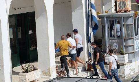 Вижте кадри от мелето между гръцките полицаи и пияните англичани, начело с Магуайър - 1