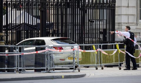 Мъжът, който се вряза в оградата на „Даунинг стрийт“ в Лондон, е призован и по друго обвинение - 1