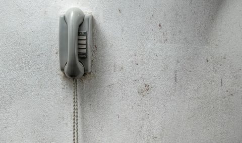 Мъж отвори стар стационарен телефон в новия си апартамент и се ужаси (ВИДЕО) - 1