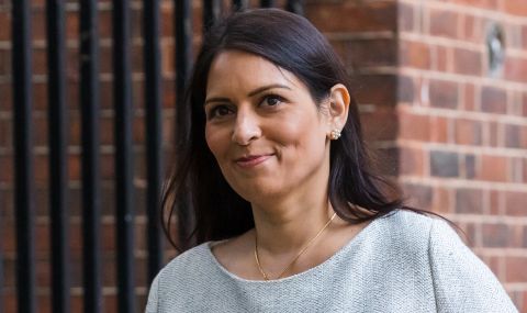 Вътрешният министър на Великобритания подаде оставка - 1