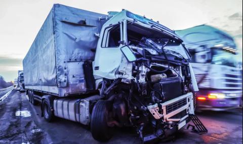 Зверски удар между джип и камион, има загинал и ранени - 1