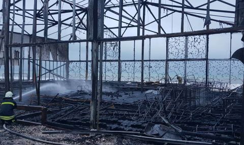 Пожар унищожи бившата дискотека „Планета“ в Бургас (СНИМКИ) - 1