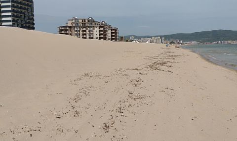 Пясъчни диги препречват достъпа до морето - 1