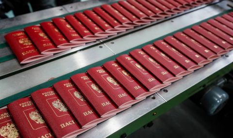 Украйна осъди предоставянето на руски паспорти на украинци от окупираните земи - 1