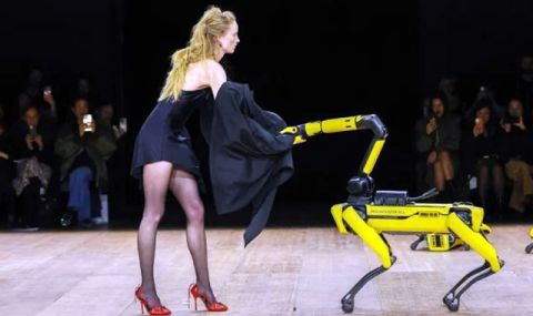 Роботите на Boston Dynamics участваха в модно ревю в Париж (ВИДЕО) - 1