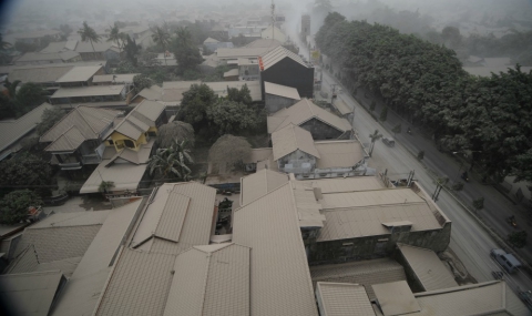 Загинали и масова евакуация след изригване на вулкан в Индонезия - 1