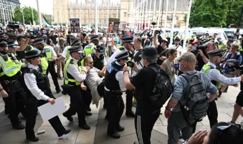 На Острова задържаха 365 души на протест в подкрепа на забранената група "Палестинско действие" - 1