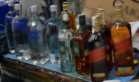 Гръцката полиция разби схема за внос на нелегален алкохол от България, арестувани са 21  - 1
