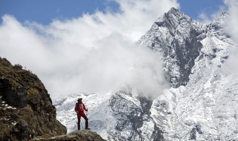 Към върха на света! Рекорден брой алпинисти отново щурмуват Еверест - 1