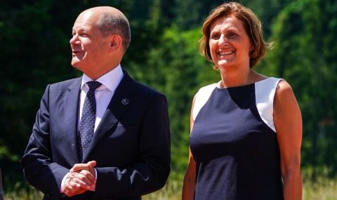 Съпругата на Шолц напуска министерски пост - 1