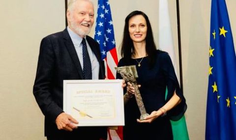 Мария Габриел връчи почетна награда на Джон Войт за принос за сътрудничеството между България и САЩ - 1