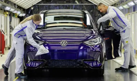 Вижте колко пари взимат работниците в завода на Volkswagen - 1