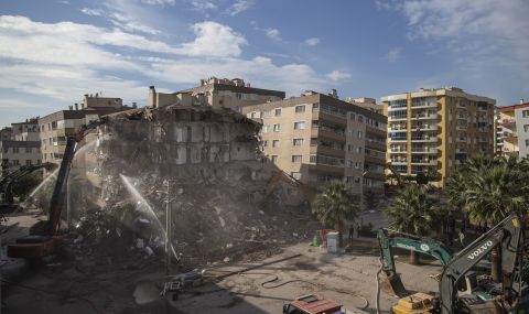 Паника в Измир след ново силно земетресение - 1