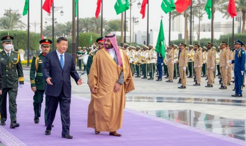 Принц Мохамед бин Салман организира пищно посрещане на Си Цзинпин - 1
