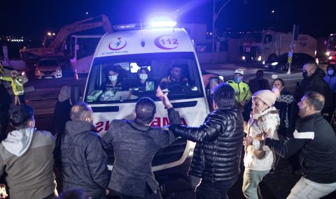 Десетки са били ранени при сблъсък на трамваи в Турция - 1