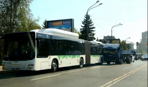 Камион се вряза в градски автобус в София (СНИМКИ) - 1